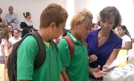 Remise du 1er prix de calcul mental par Mme la représentante à l'assemblée de Polynésie